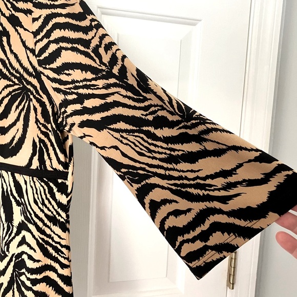 Women’s attractive Tiger print blouse size 1X, 3/4 sleeves, stretch, neckline. - Picture 10 of 15